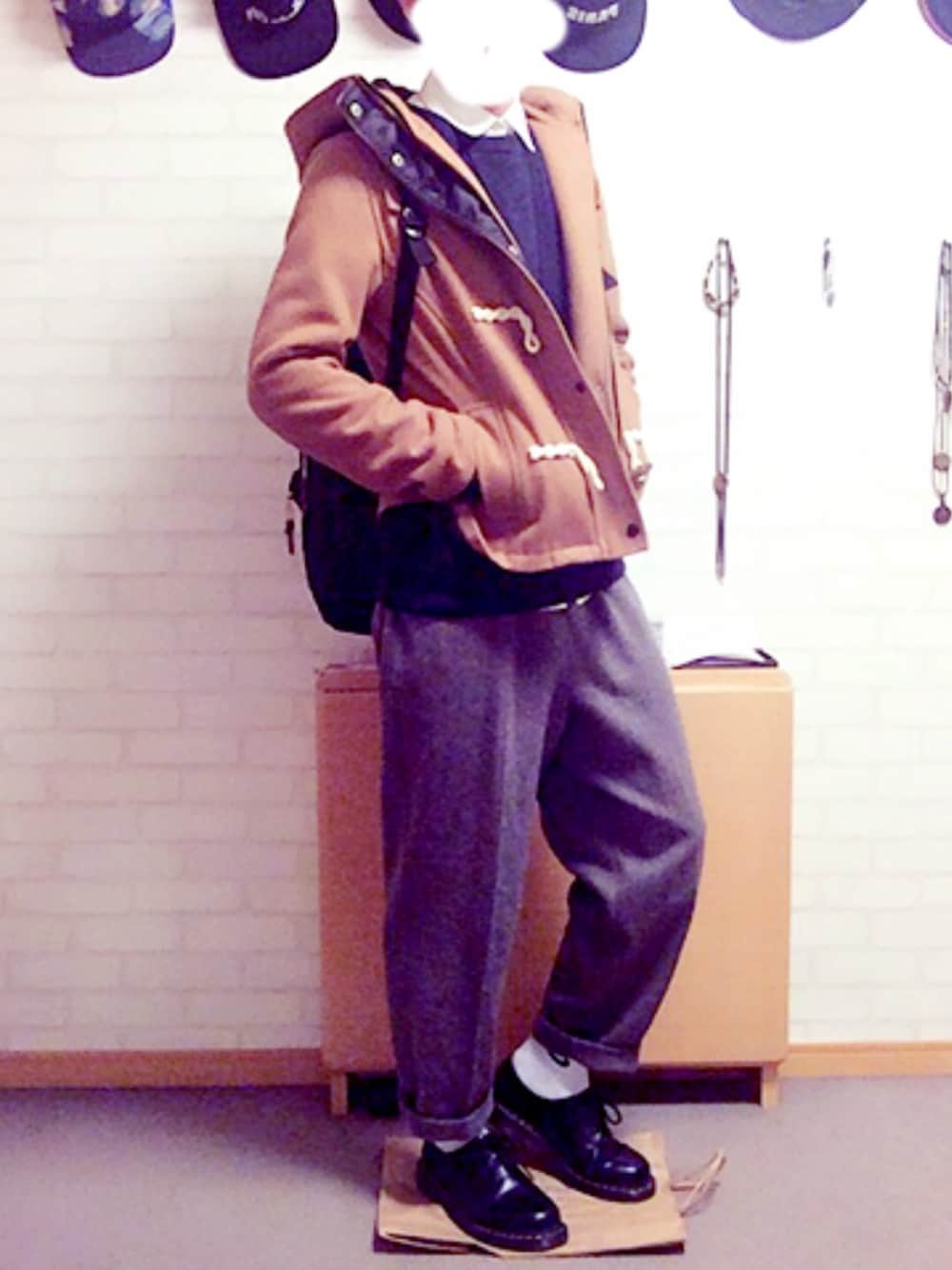 「Dr.Martens、古着、グレーパンツ、ダッフルコート、TOMMY HILFIGER、白シャツ、お調子者」｜「GUのアイテム（シャツ/ブラウス、ホワイト系）」を使った、ちゃ汰郎さん（メンズ・170cm）の冬コーディネートの1枚目の写真