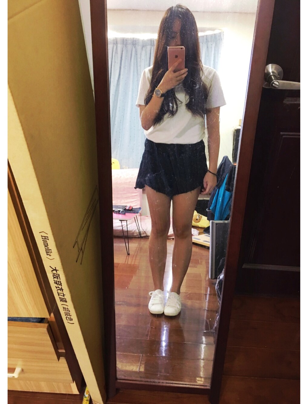 「TISSOTのアイテム（アナログ腕時計、ブラック系）」を使った、Sophie hsuanさん（レディース・158cm）の夏コーディネートの1枚目の写真