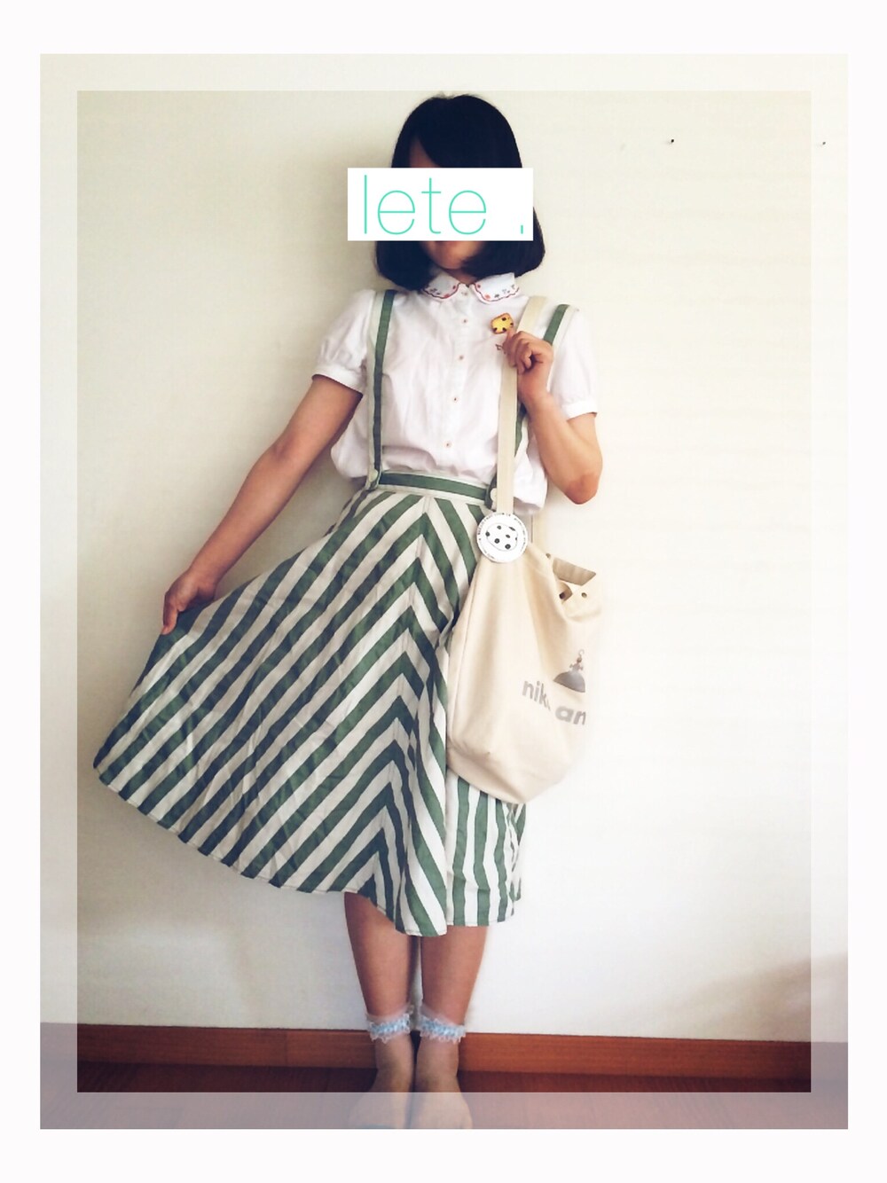 グリーン系のスニーカー、ベージュ系のブローチ/コサージュを着用したレディースの夏コーディネートの1枚目の写真