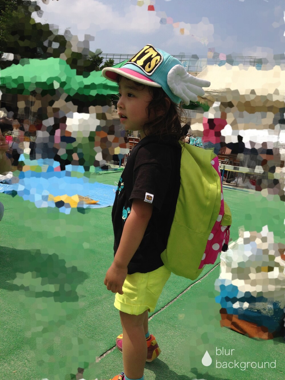 「女の子、カジュアル、kids、Tシャツ、スニーカー、アラレちゃん帽子」｜「CUNEのアイテム（Tシャツ/カットソー、ブラック系）」を使った、ぴーてぃ&ちゃむさん（キッズ・100cm）の春コーディネートの1枚目の写真