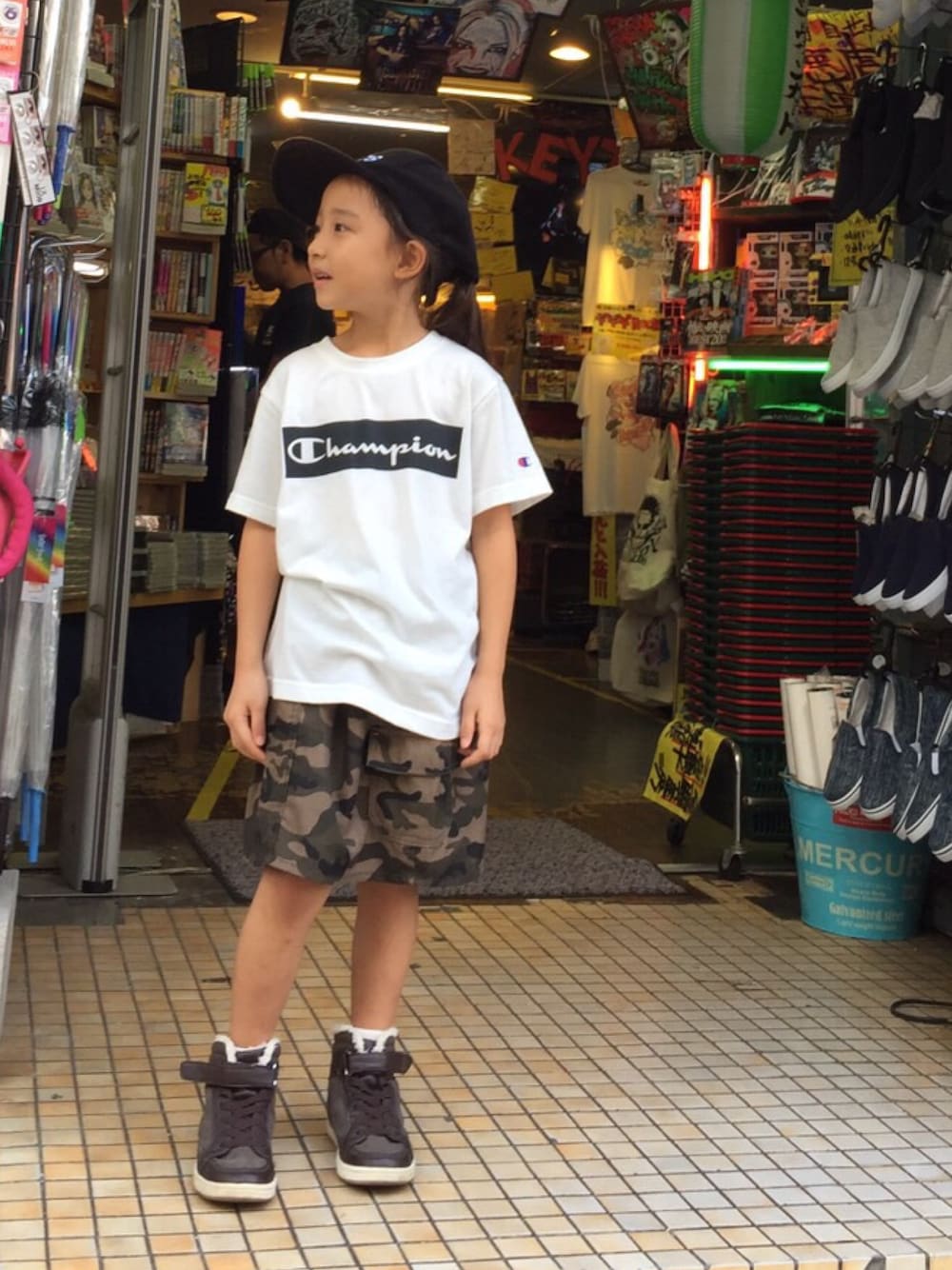 「女の子、秋のコーデ、キャップ、めいさい、チャンピオン」｜「Championのアイテム（Tシャツ/カットソー、ホワイト系）」を使った、ぴーてぃ&ちゃむさん（キッズ・100cm）の秋コーディネートの1枚目の写真