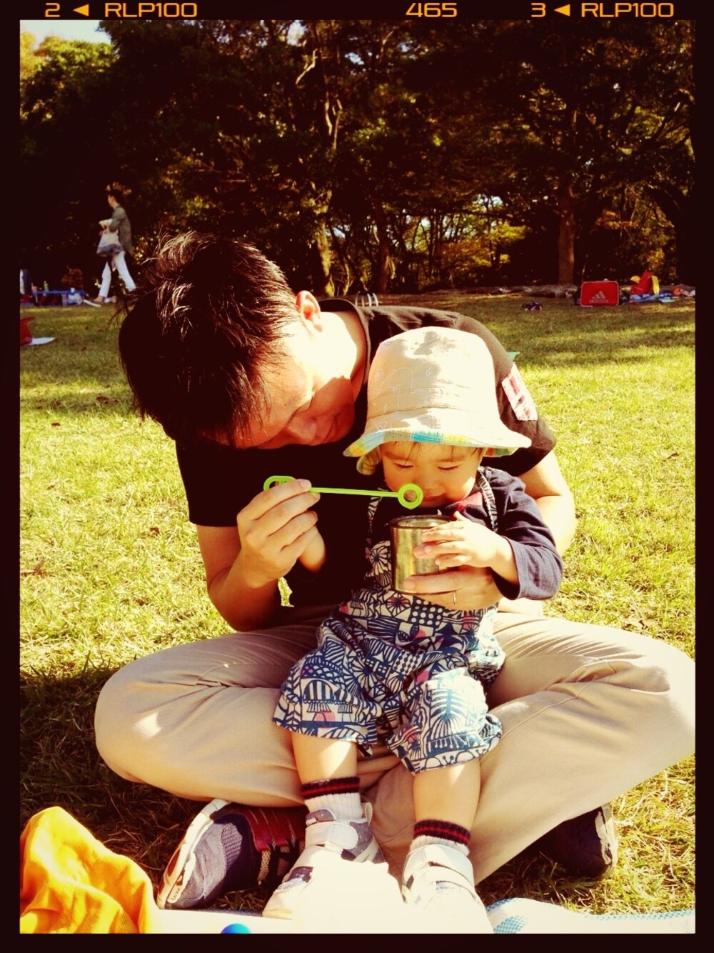 ブラック系のTシャツ/カットソー、ブルー系のサロペット/オーバーオール、ベージュ系のハットを着用したキッズの冬コーディネートの1枚目の写真