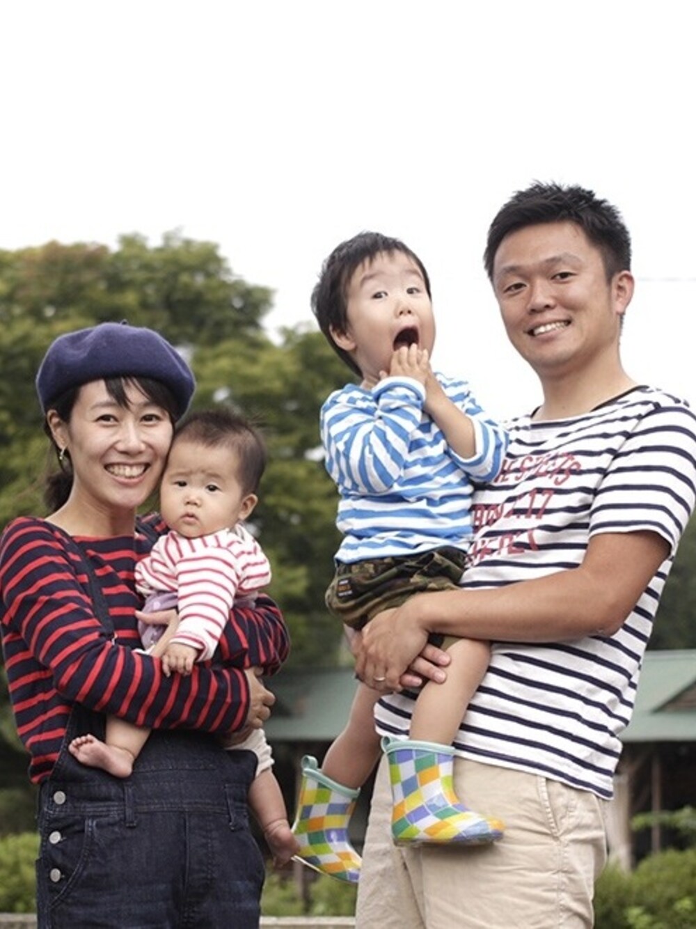 ブルー系のサロペット/オーバーオールを着用したレディースの秋コーディネートの1枚目の写真