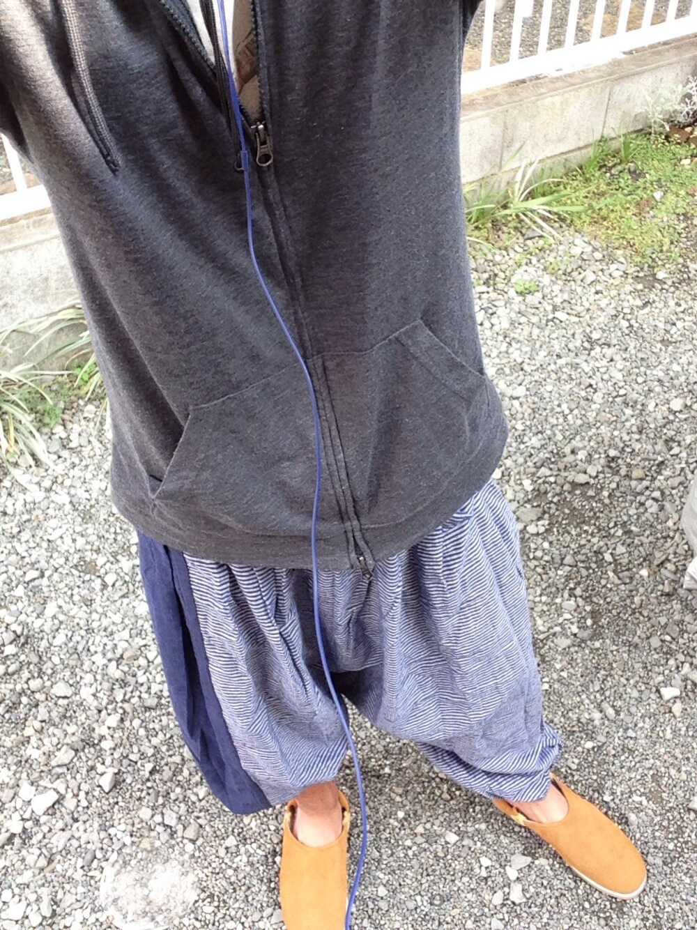 「NEWサルエル、散歩、カフェ」｜「NEW BALANCEのアイテム（その他パンツ、ブルー系）」を使った、たーぼーさん（メンズ・174cm）の秋コーディネートの1枚目の写真