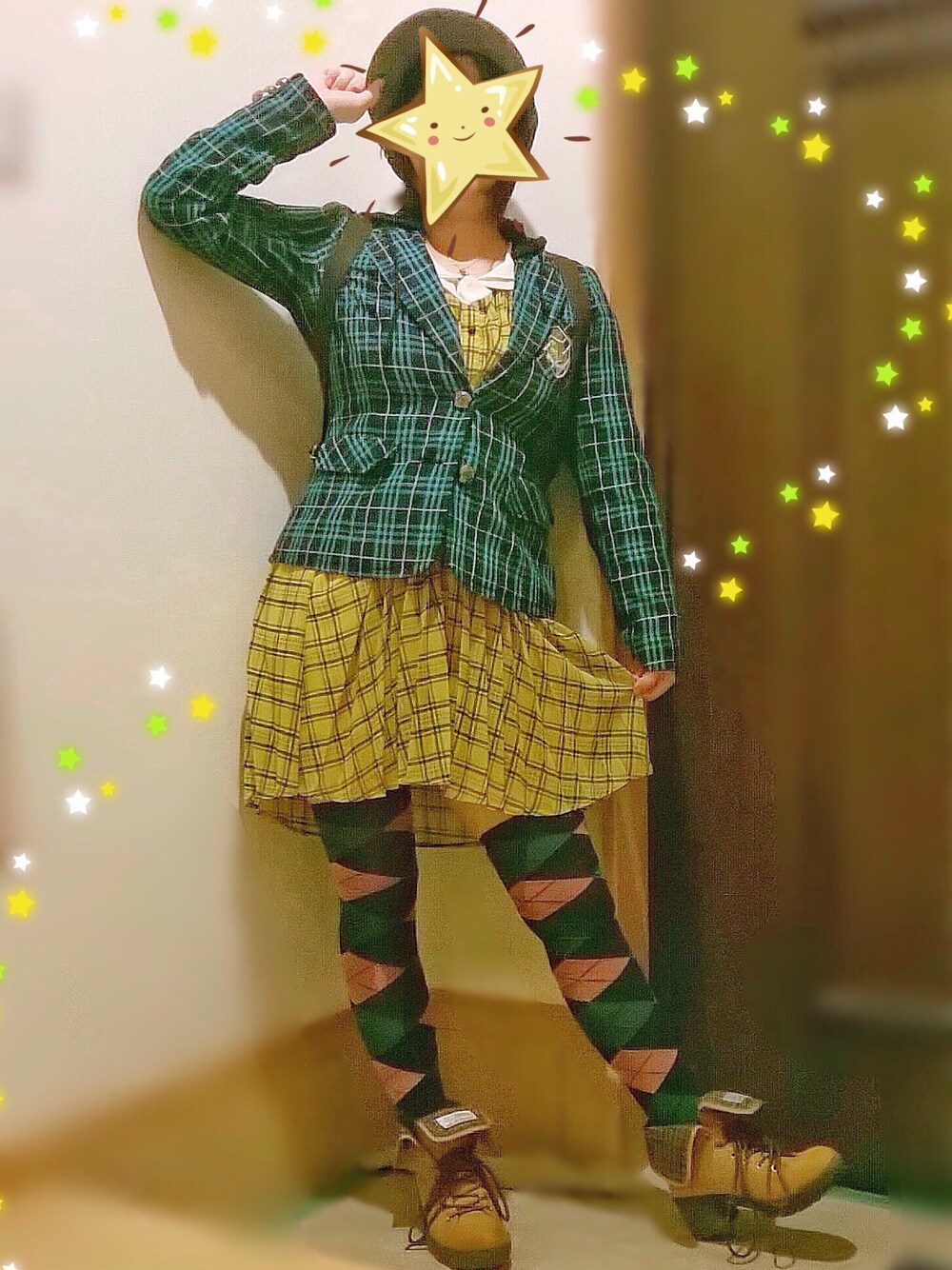 「秋、柄×柄、レトロ、スクールガール、プレッピー、チェック、クラシカル、しまむら×ハリスツイード、ワンピース、スニーカー」｜「no brandのアイテム（ソックス/靴下、ブルー系）」を使った、はねはねさん（レディース・162cm）の秋コーディネートの1枚目の写真