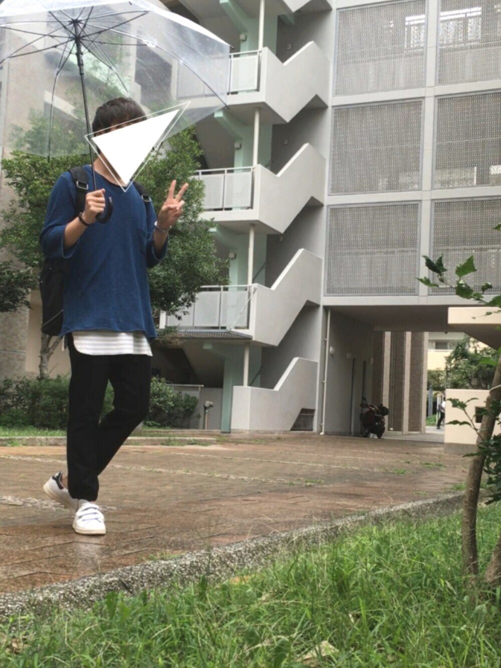 ブラック系のバックパック/リュック、ブルー系のTシャツ/カットソー、ホワイト系のタンクトップを着用したメンズの秋コーディネートの1枚目の写真