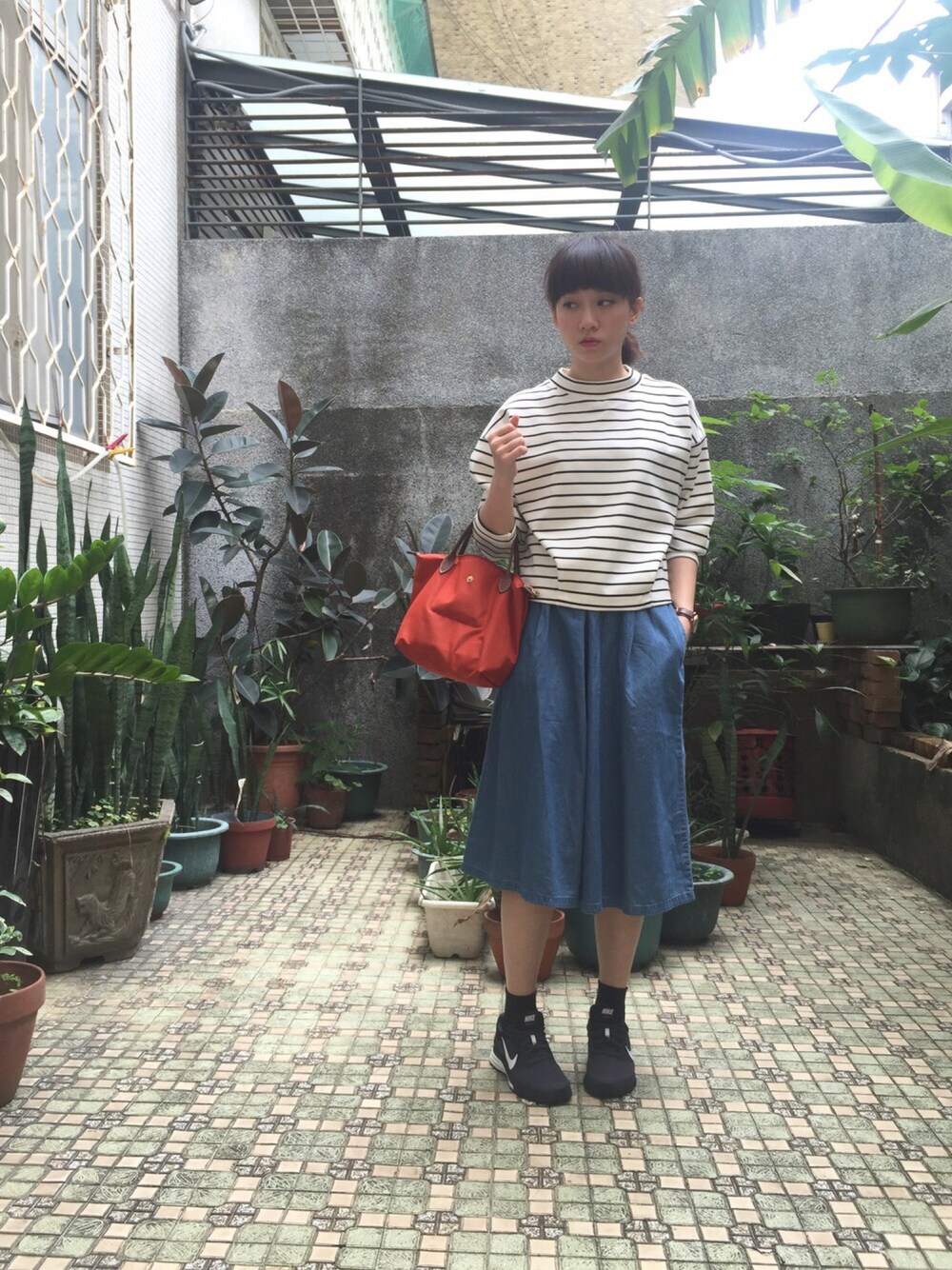 その他のトップス、ブルー系のデニムパンツ、ブラック系のスニーカーを着用したレディースの春コーディネートの1枚目の写真