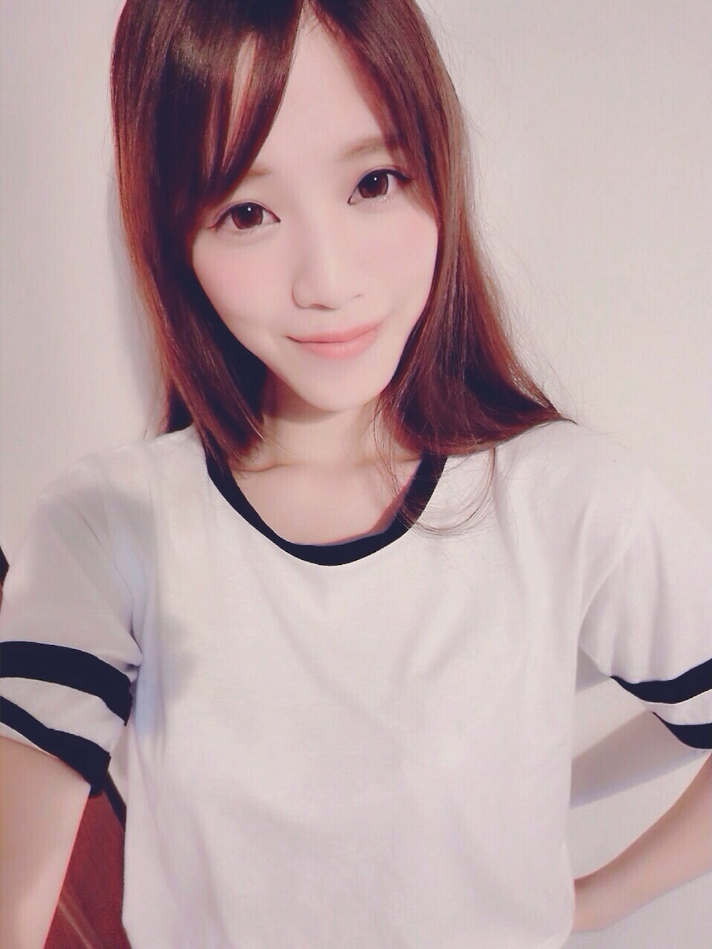 「Lulusのアイテム（Tシャツ/カットソー、ホワイト系）」を使った、IRIS 蓓さん（レディース・167cm）の秋コーディネートの1枚目の写真