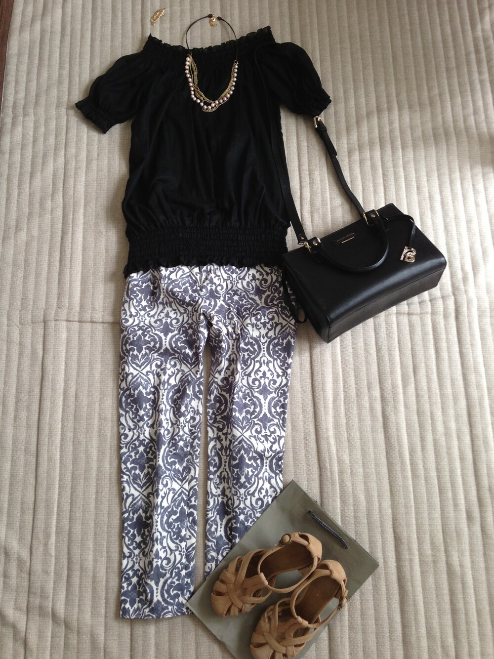 ブラック系のTシャツ/カットソー、ブルー系のその他パンツ、ブラック系のショルダーバッグを着用したレディースの夏コーディネートの1枚目の写真