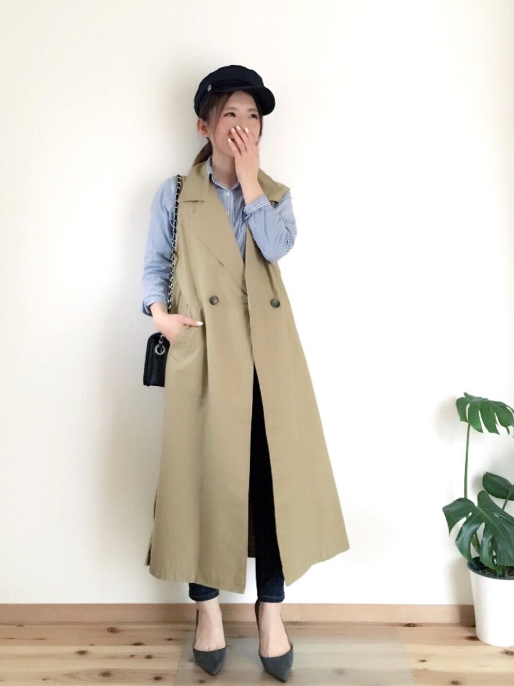 「春コーデ、大人カジュアル、デニムパンツ、ストライプ、マリンキャップ」｜「JOURNAL STANDARDのシルケットバックサテン ロングジレ（ジャケット/アウター、ベージュ系）」を使った、minimalist_aponさん（レディース・152cm）の春コーディネートの1枚目の写真