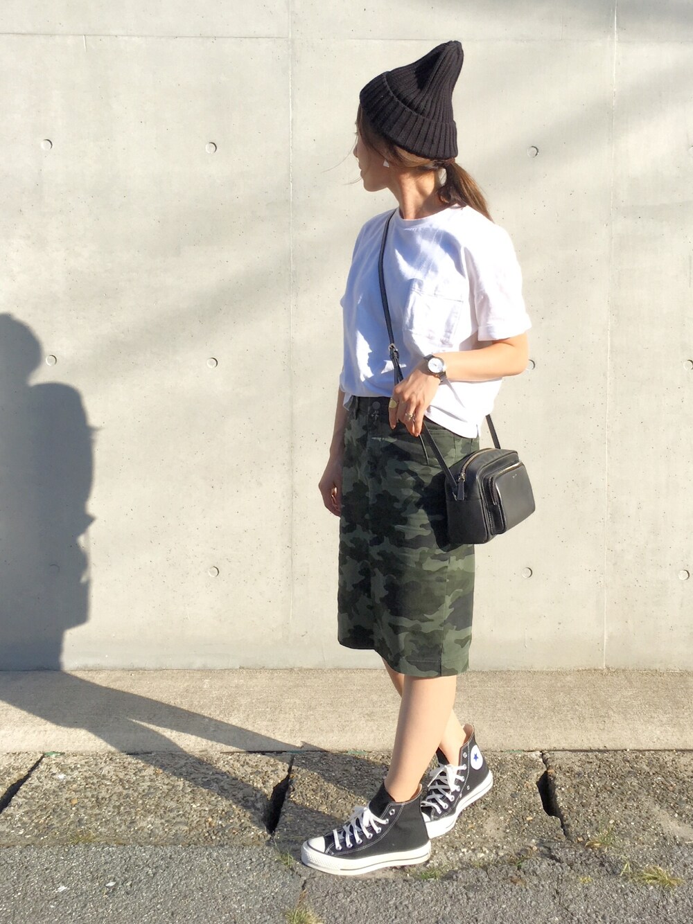 「オトナカジュアル、シンプル、スカート、カモフラ、カジュアルコーデ、ユニクロ、ニット帽」｜「UNIQLOのWOMEN ソフトフレンチテリーT（半袖）（Tシャツ/カットソー、ホワイト系）」を使った、minimalist_aponさん（レディース・152cm）の夏コーディネートの1枚目の写真