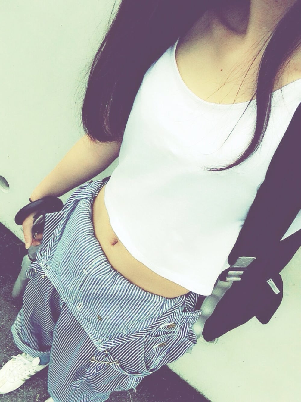 「H&M、LEE、オーバーオール、リュック、ホワイト、ボーイッシュ、夏、adidas」｜「Leeのアイテム（サロペット/オーバーオール、ブルー系）」を使った、チヒデさん（レディース・164cm）の冬コーディネートの1枚目の写真