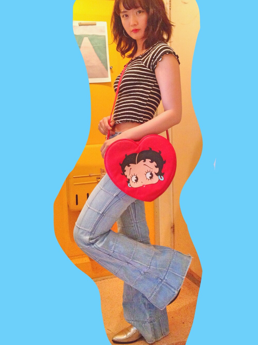 「デニム、ワイドパンツ、ベルボトム、ボーダー、夏、古着、ショート丈トップス、パンプス、80s」｜「古着のアイテム（ショルダーバッグ、レッド系）」を使った、チヒデさん（レディース・164cm）の春コーディネートの1枚目の写真
