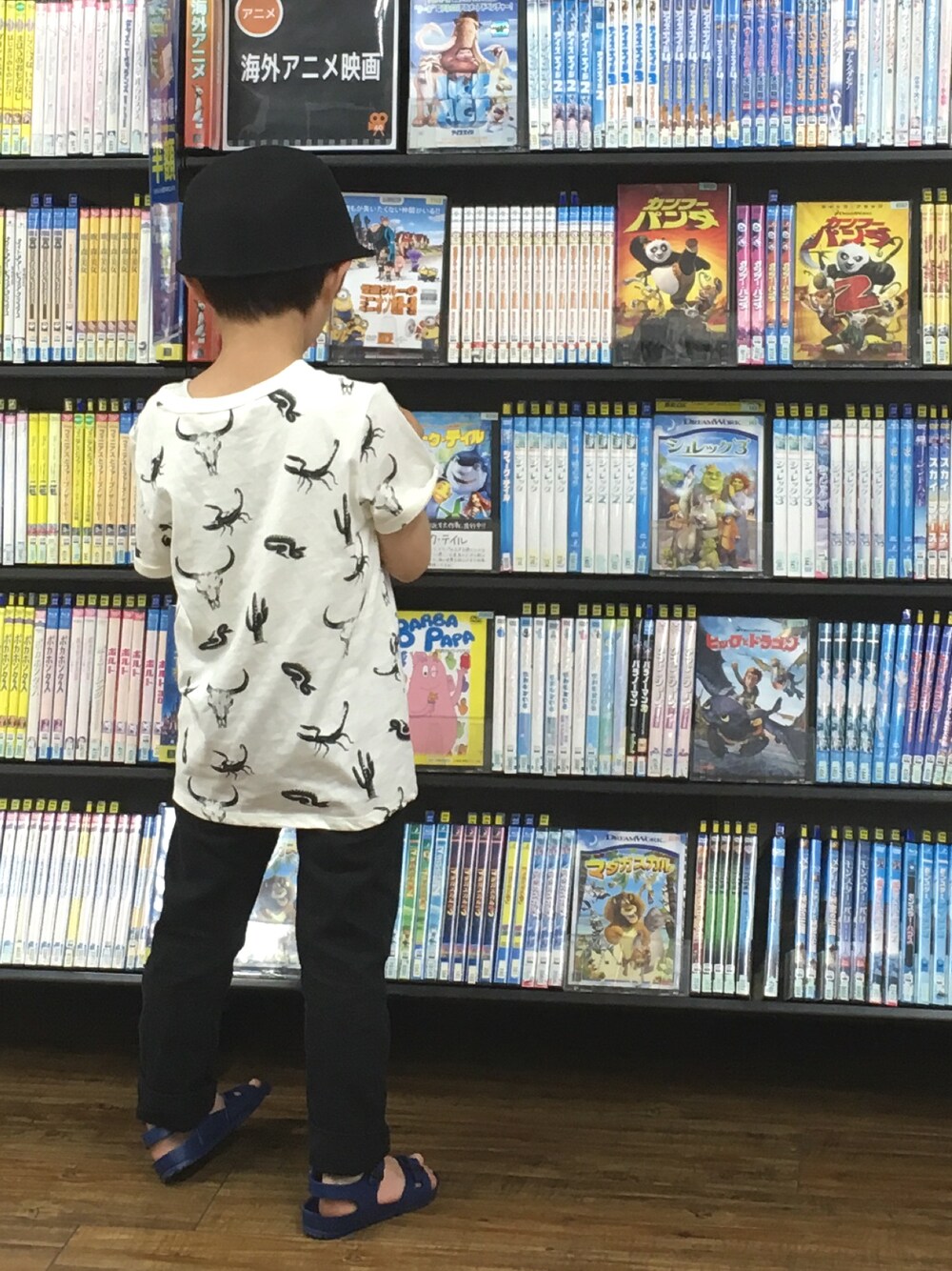 「キッズコーデ、キッズファッション、男の子、シンプル、5歳」｜「H&Mのアイテム（Tシャツ/カットソー、ホワイト系）」を使った、Ato…closetさん（キッズ・110cm）の春コーディネートの1枚目の写真