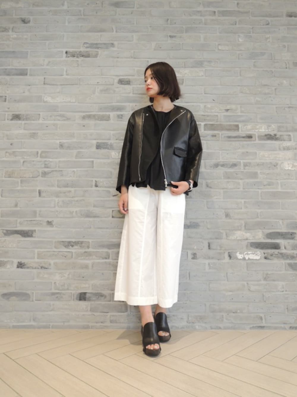 ブラック系のノーカラージャケット、ブラック系のシャツ/ブラウス、ホワイト系のその他パンツを着用したレディースの春コーディネートの1枚目の写真