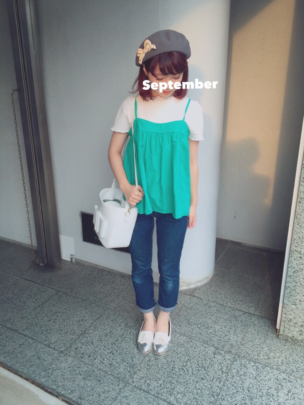 「Dot＆Stripes CHILD　WOMAN、Lily Brown、SOLDI、ROSE BUD、プチプラ、ベレー帽、キャミソール、スキニーデニム、ショルダーバッグ、レトロガール」｜「Dot＆Stripes CHILD WOMANのコットンテンセル　タイプライター　キャミブラウス（シャツ/ブラウス、グリーン系）」を使った、だにえるさん（レディース・150cm）の秋コーディネートの1枚目の写真