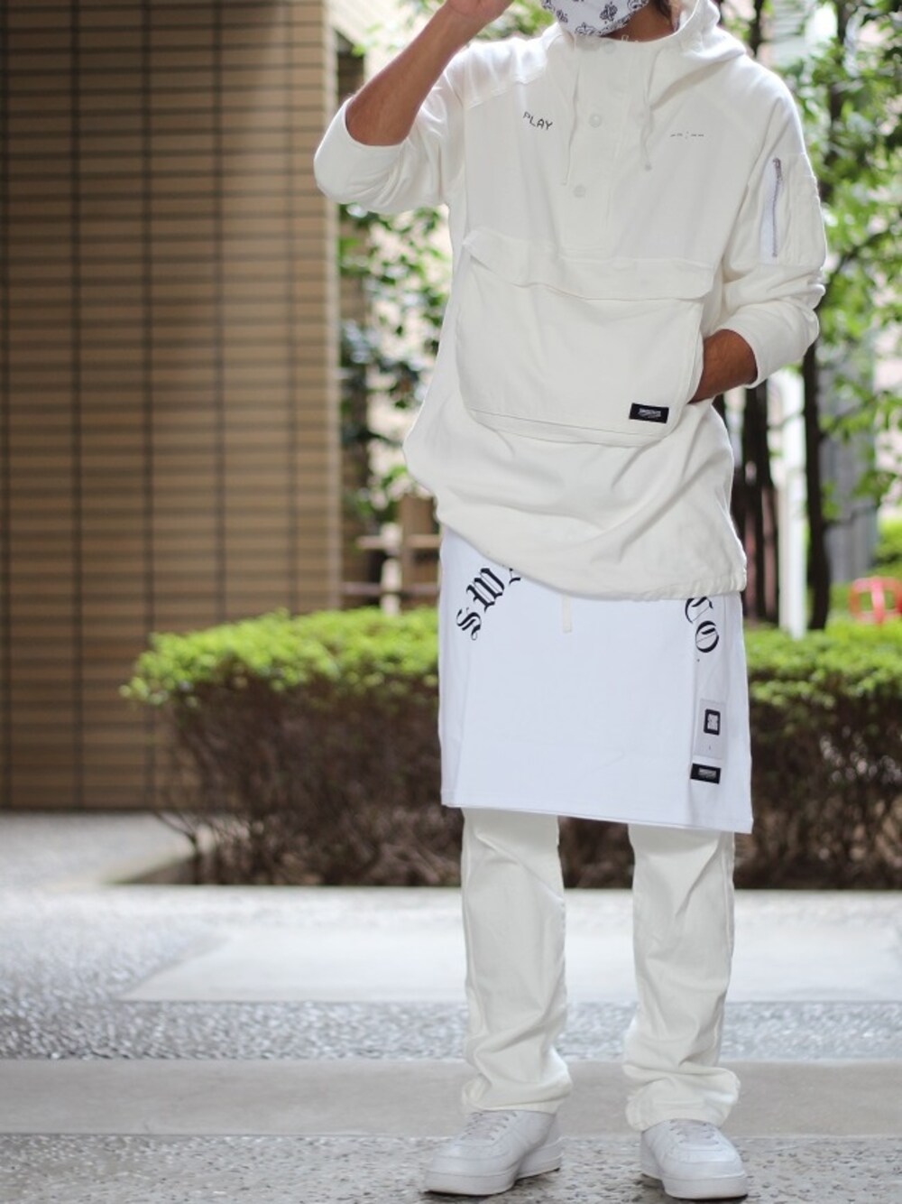 ホワイト系のパーカー、ホワイト系のTシャツ/カットソー、ホワイト系のスニーカーを着用したメンズの秋コーディネートの1枚目の写真