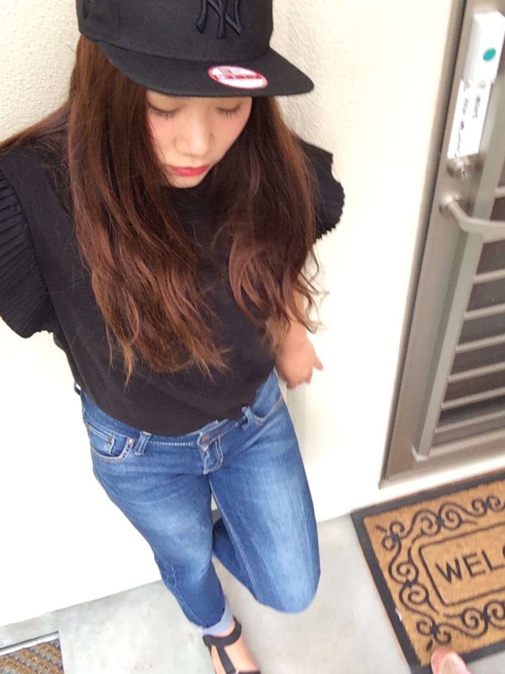 「キャップ、ボーイズライク、デニムパンツ、ニューエラ」｜「DHOLICのアイテム（Tシャツ/カットソー、ブラック系）」を使った、eriさん（レディース・159cm）の秋コーディネートの1枚目の写真