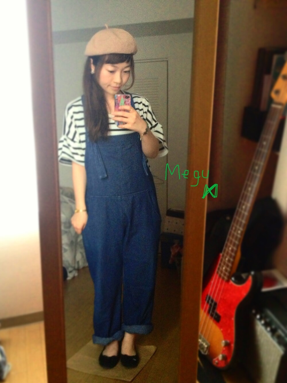 その他のTシャツ/カットソー、ブルー系のサロペット/オーバーオール、ベージュ系のハンチング/ベレー帽を着用したレディースの夏コーディネートの1枚目の写真