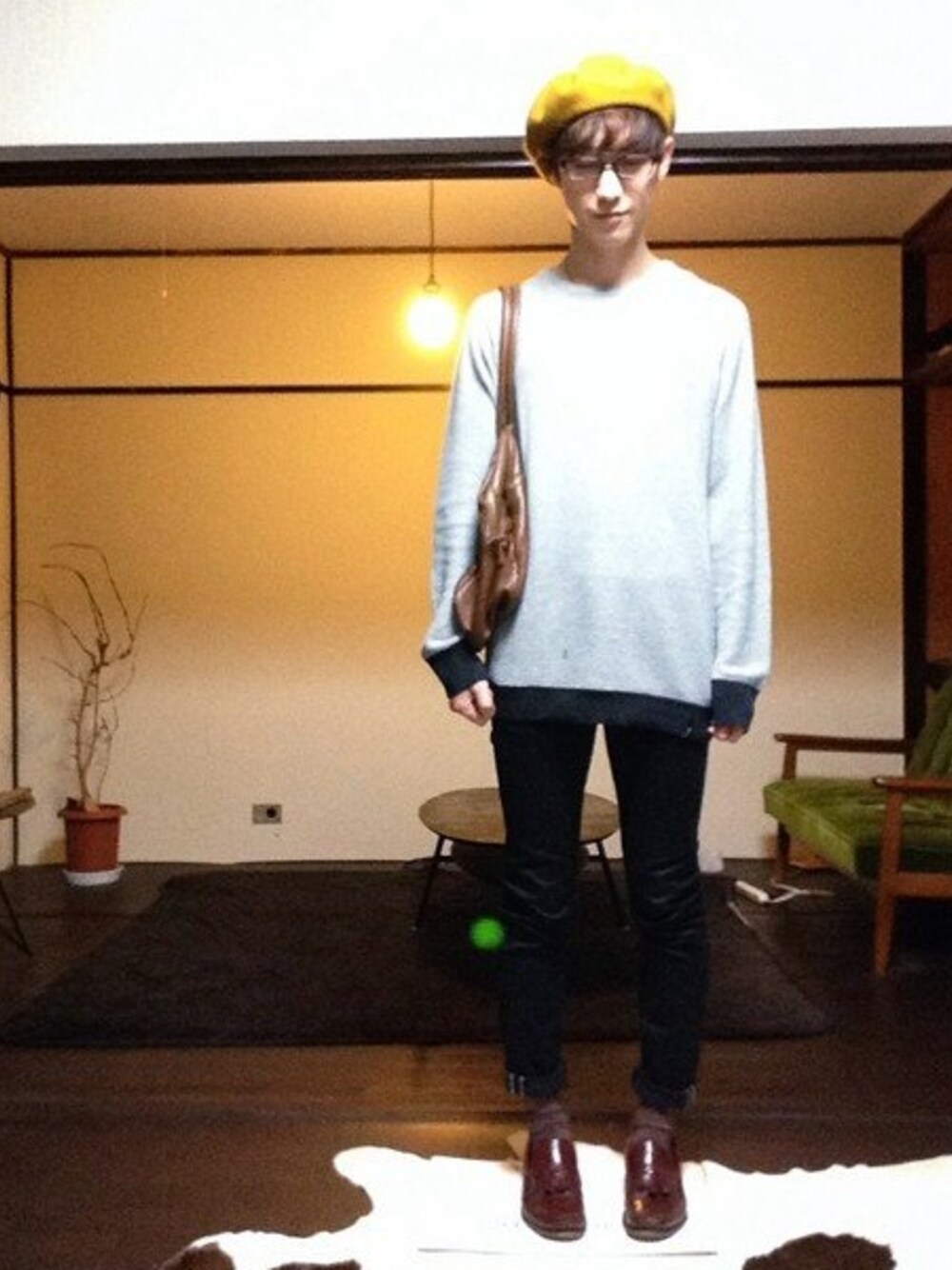 グレー系のTシャツ/カットソー、ブラウン系のボストンバッグ、ブラウン系のドレスシューズを着用したメンズの秋コーディネートの1枚目の写真