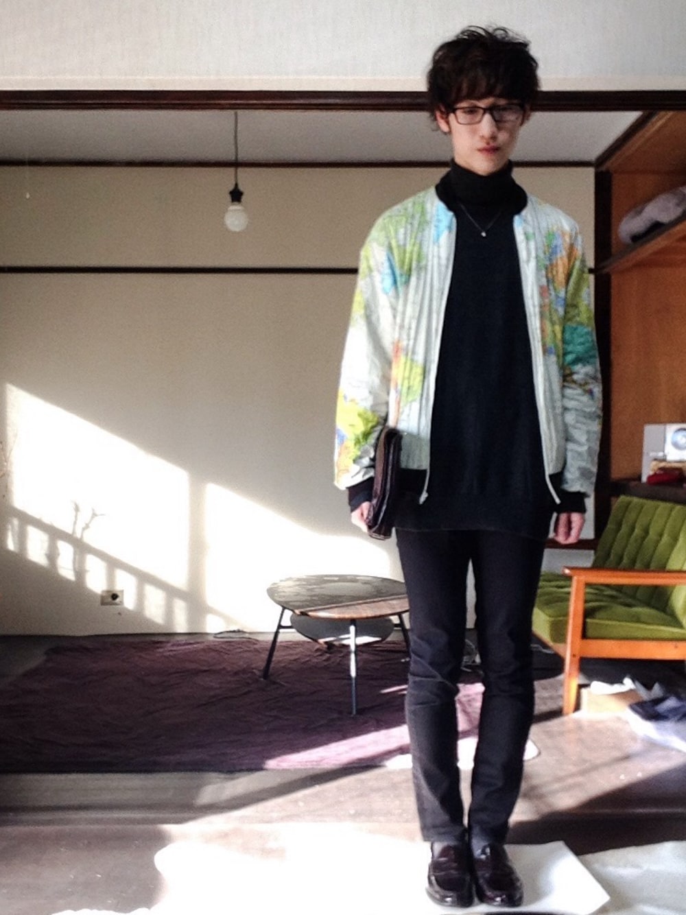 その他のナイロンジャケット、グレー系のニット/セーター、ブラック系のその他パンツを着用したメンズの秋コーディネートの1枚目の写真