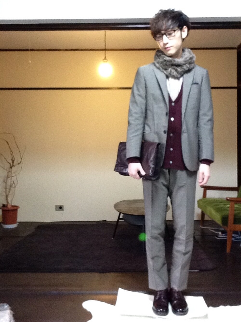 ブラウン系のセットアップ、レッド系のカーディガン/ボレロ、その他のシャツ/ブラウスを着用したメンズの秋コーディネートの1枚目の写真