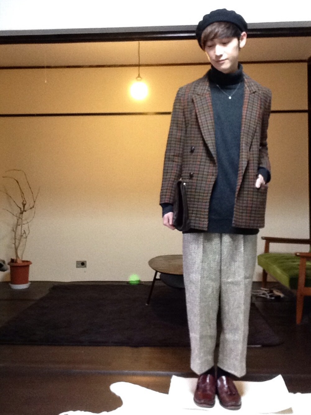 ブラウン系のテーラードジャケット、グレー系のニット/セーター、ベージュ系のスラックスを着用したメンズの秋コーディネートの1枚目の写真