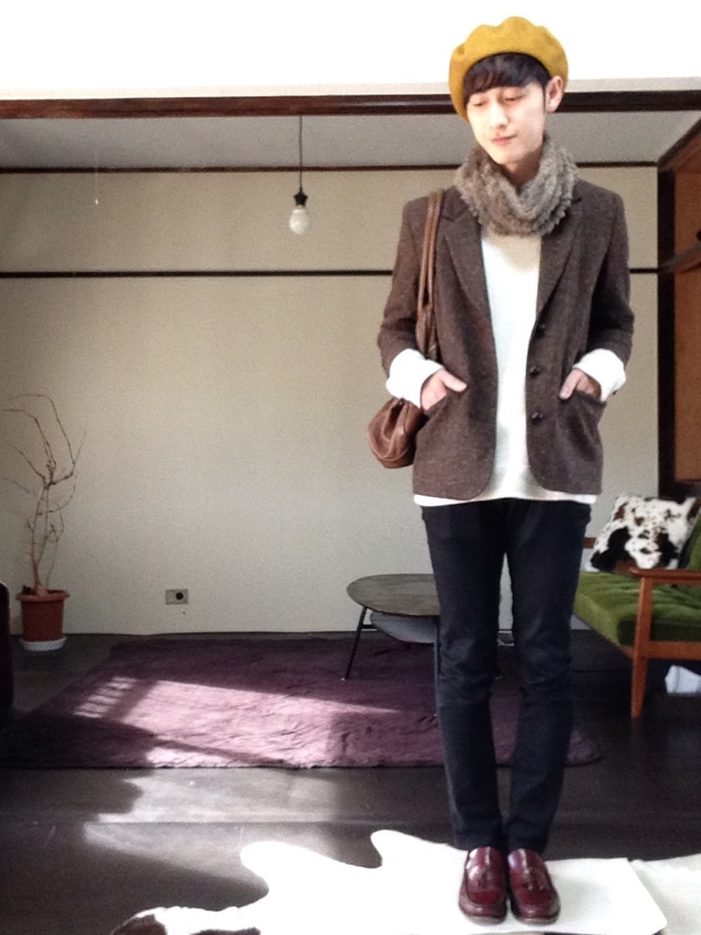 ブラウン系のテーラードジャケット、ホワイト系のスウェット、ブラック系のその他パンツを着用したメンズの秋コーディネートの1枚目の写真