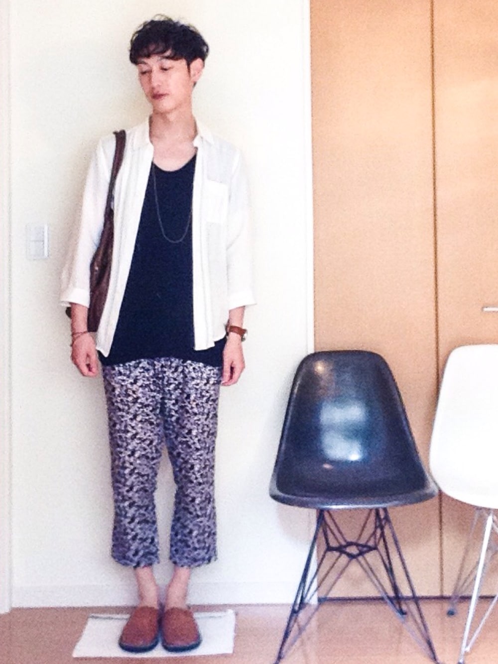 ホワイト系のシャツ/ブラウス、パープル系のその他パンツ、オレンジ系のサンダルを着用したメンズの夏コーディネートの1枚目の写真