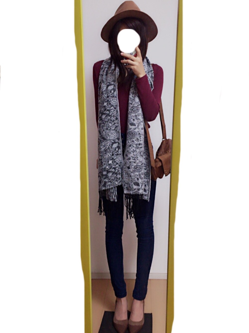 レッド系のTシャツ/カットソー、ブルー系のデニムパンツ、ブラウン系のパンプスを着用したレディースの秋コーディネートの1枚目の写真