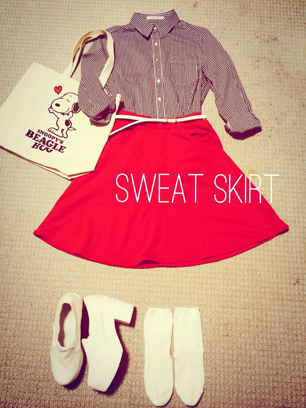 ホワイト系のシャツ/ブラウス、レッド系のスカート、ホワイト系のその他シューズを着用したレディースの春コーディネートの1枚目の写真