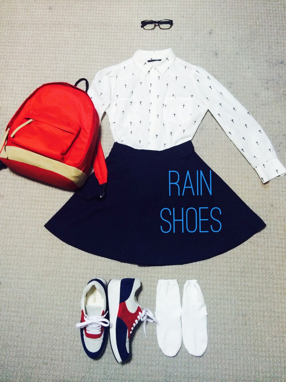 レッド系のバックパック/リュック、レッド系のスニーカー、ブラウン系のメガネを着用したレディースの夏コーディネートの1枚目の写真