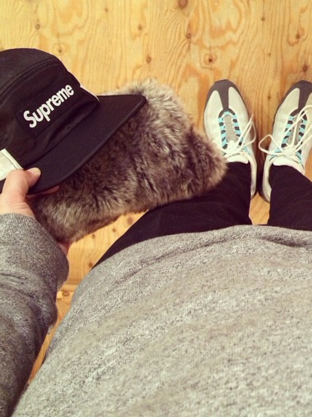 「ファースヌード、スウェット、シュプリーム、supreme、ジェットキャップ、NIKE、NIKE AIR MAX、スラックス、ZARA、スヌード」｜「ADAM ET ROPE'のアイテム（スウェット、グレー系）」を使った、takashi okadaさん（メンズ・173cm）の冬コーディネートの1枚目の写真