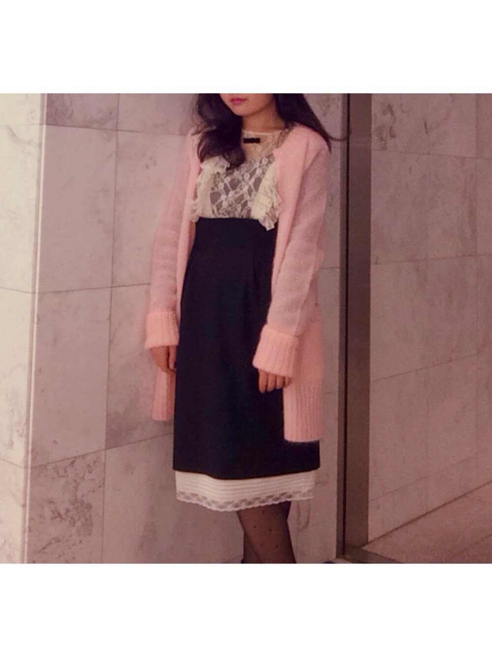 「katie、黒×ピンク、ピンク×黒、ニットカーディガン、ピンクニット、黒スカート、レースブラウス、リボンバレッタ、リボン、タイトスカート」｜「Katieのアイテム（スカート、ブラック系）」を使った、naoさん（レディース・158cm）の秋コーディネートの1枚目の写真