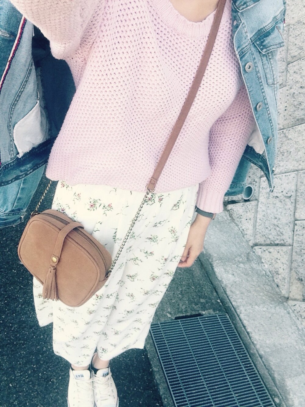 ベージュ系のパンツ、ベージュ系のスニーカー、ブラウン系のショルダーバッグを着用したレディースの春コーディネートの1枚目の写真