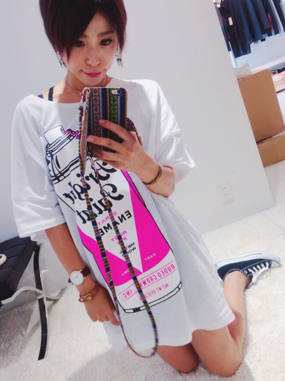 ホワイト系のTシャツ/カットソー、ブラック系のスニーカー、シルバー系のピアス（両耳用）を着用したレディースの夏コーディネートの1枚目の写真