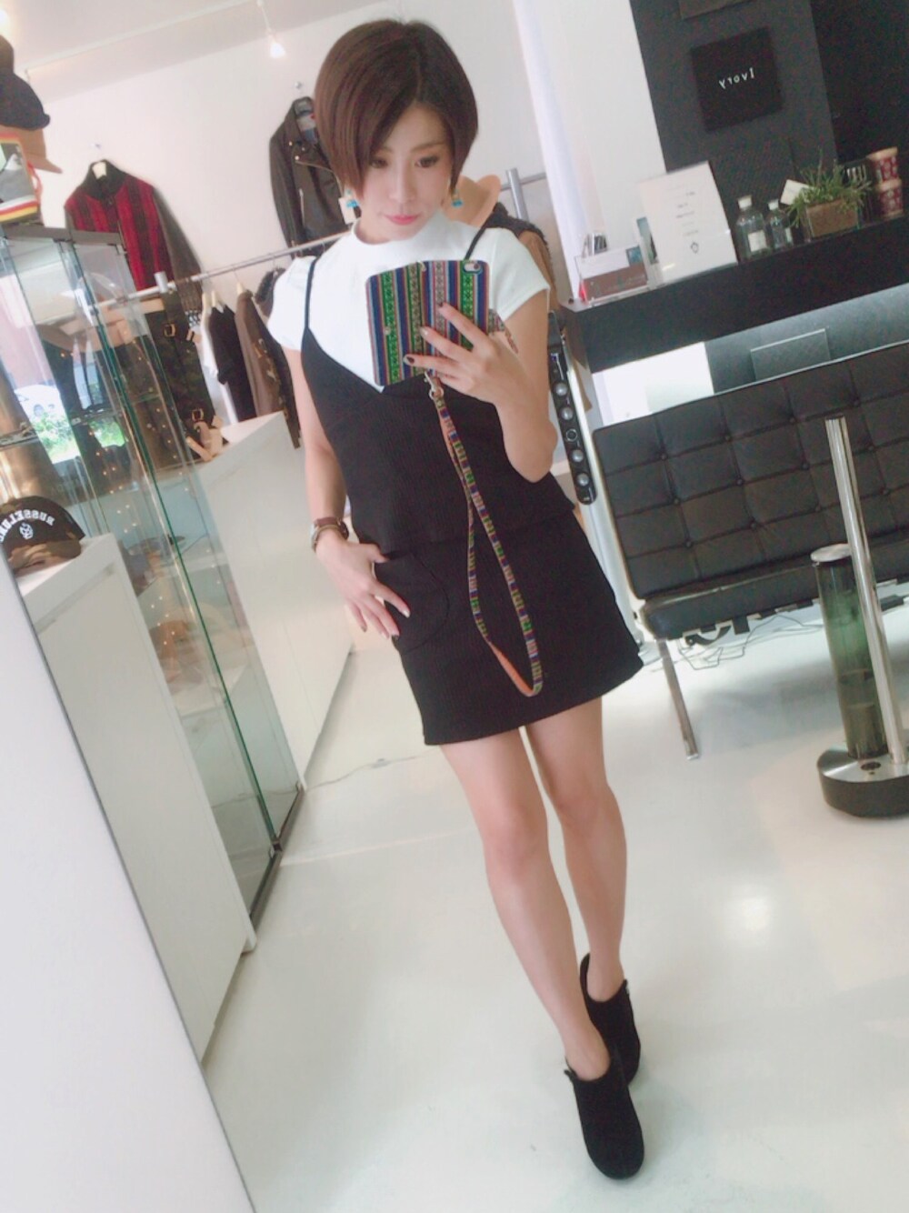 ホワイト系のTシャツ/カットソー、ブラック系のキャミソール、ブラック系のスカートを着用したレディースの秋コーディネートの1枚目の写真