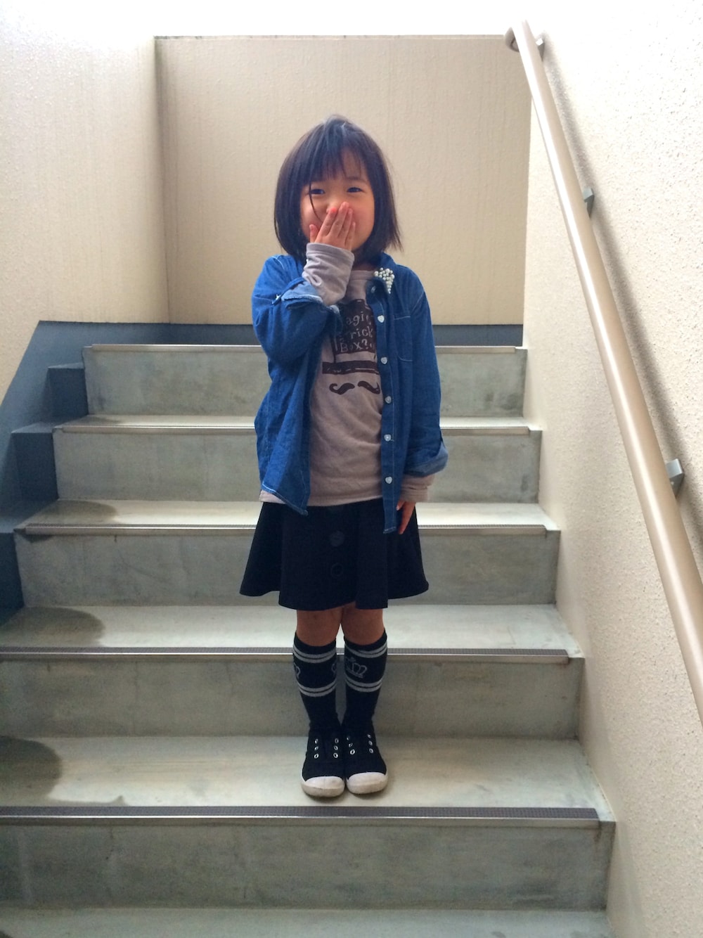 「kids、GU、シャツスタイル、キッズコーデ」｜「petit mainのアイテム（Tシャツ/カットソー、グレー系）」を使った、ゆあ。さん（キッズ・100cm）の春コーディネートの1枚目の写真