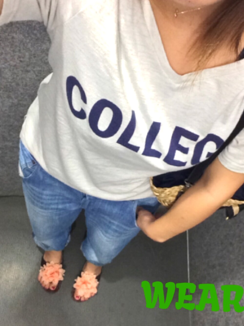 ホワイト系のTシャツ/カットソー、ブルー系のデニムパンツ、ピンク系のサンダルを着用したレディースの夏コーディネートの1枚目の写真