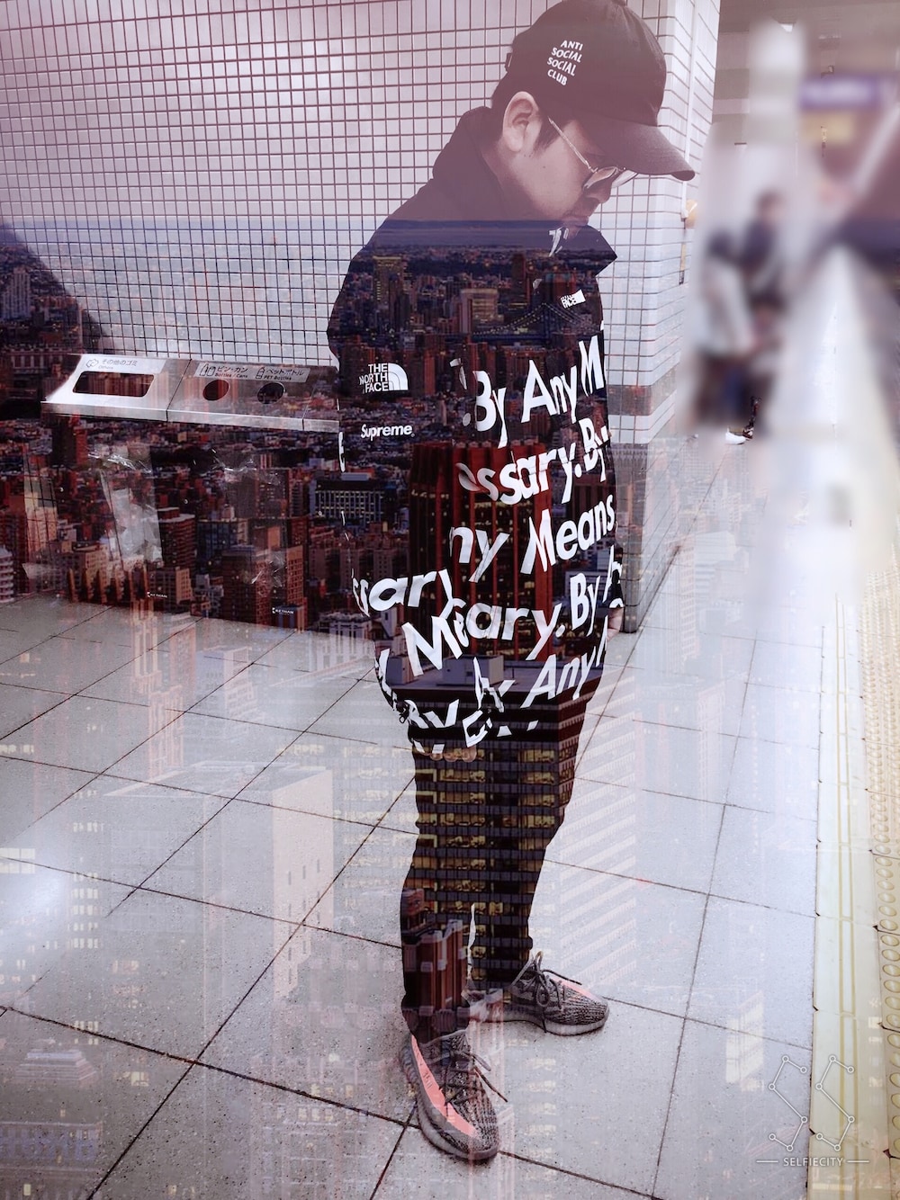 「イージーブースト350」｜「Supreme のアイテム（ナイロンジャケット、ブラック系）」を使った、Nagisa さん（メンズ・170cm）の秋コーディネートの1枚目の写真