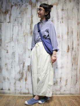 「アイテム（メッセンジャーバッグ、ブルー系）」を使った、岛石小川さん（レディース・158cm）の夏コーディネート