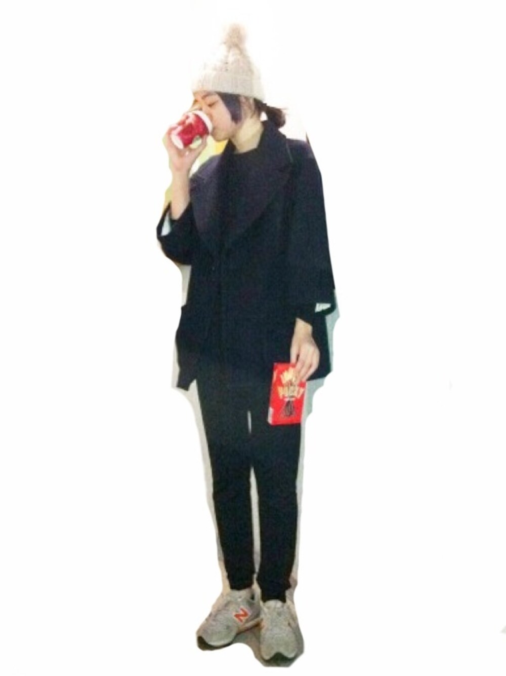 「スウェットパンツ、ニューバランス、ニット帽コーデ」｜「homspunのトップス（Tシャツ/カットソー、ブラック系）」を使った、Kanocoさん（レディース・170cm）の冬コーディネートの1枚目の写真