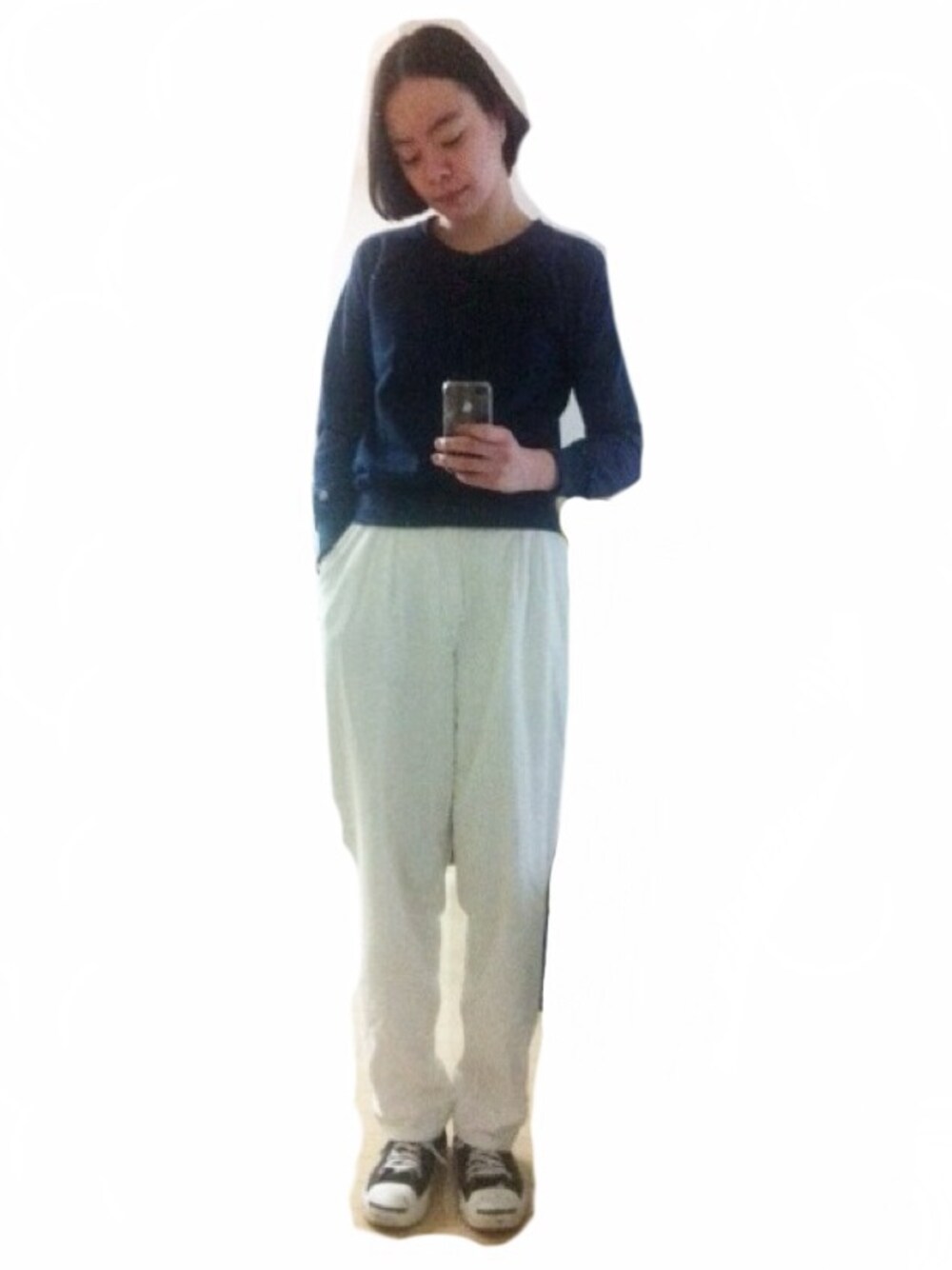 「コンバース、白パンツ、シンプルスタイル」｜「keisuke kandaのトレーナー（スウェット、ブルー系）」を使った、Kanocoさん（レディース・170cm）の冬コーディネートの1枚目の写真