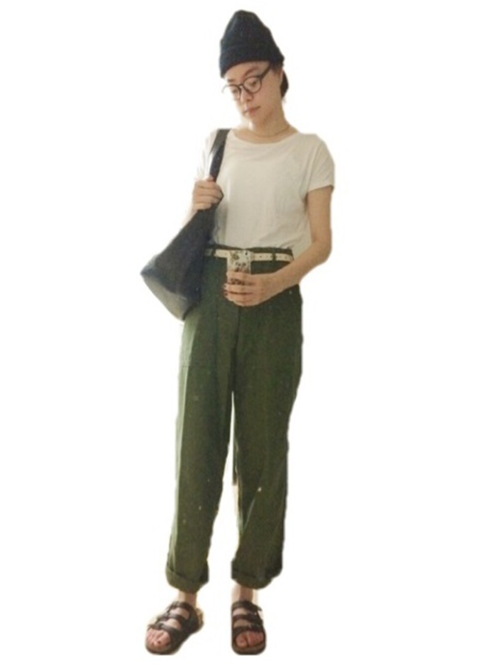 「ミリタリー、ビルケンシュトック、黒縁メガネ、ミリタリーパンツ、白Tシャツ」｜「Levi'sのシェイプＴシャツ/コットンビスコース/ホワイト（Tシャツ/カットソー、ホワイト系）」を使った、Kanocoさん（レディース・170cm）の夏コーディネートの1枚目の写真