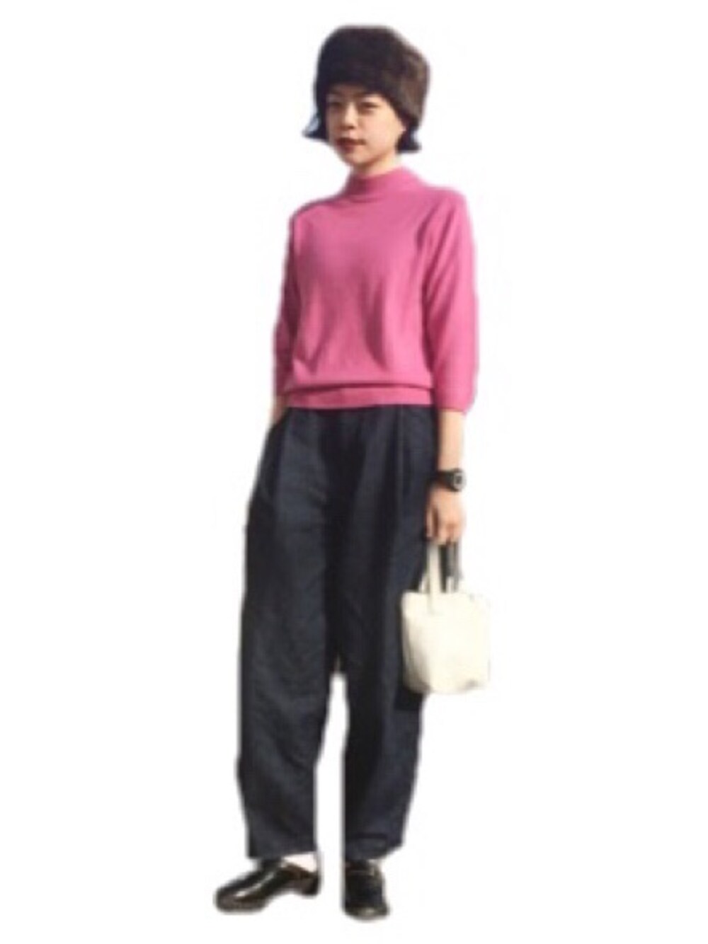 ブルー系のデニムパンツ、ホワイト系のハンドバッグ、ピンク系のニット/セーターを着用したレディースの冬コーディネートの1枚目の写真