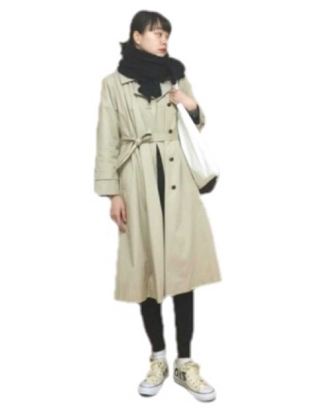 「ベージュのトレンチコート、スウェットパンツ、白いスニーカー、トートバッグ、スニーカー」｜「トレンチコート（トレンチコート、ベージュ系）」を使った、Kanocoさん（レディース・170cm）の冬コーディネートの1枚目の写真