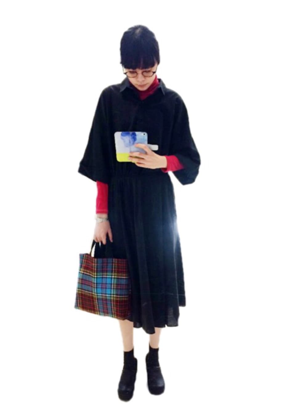 「レイヤードスタイル、黒ワンピ、チェック柄、ロングワンピース、dansko、タートルネック、シャツワンピ、黒」｜「LuncHのふわ太郎 無地 タートルネック長袖シャツ（その他アンダーウェア/インナー、レッド系）」を使った、Kanocoさん（レディース・170cm）の秋コーディネートの1枚目の写真