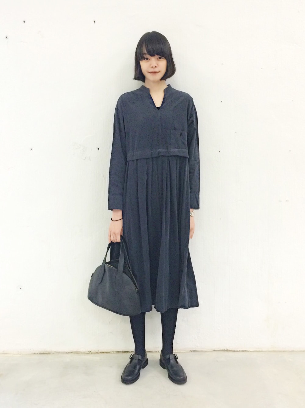 「全身黒、オールブラック、膝丈スカート、黒タイツ、革靴、yuni、TIDEWAY、冬、冬コーデ、シンプルコーデ」｜「yuniの60/-細コ-ル製品染 スキッパ-OP（ワンピース、ブルー系）」を使った、Kanocoさん（レディース・170cm）の冬コーディネートの1枚目の写真