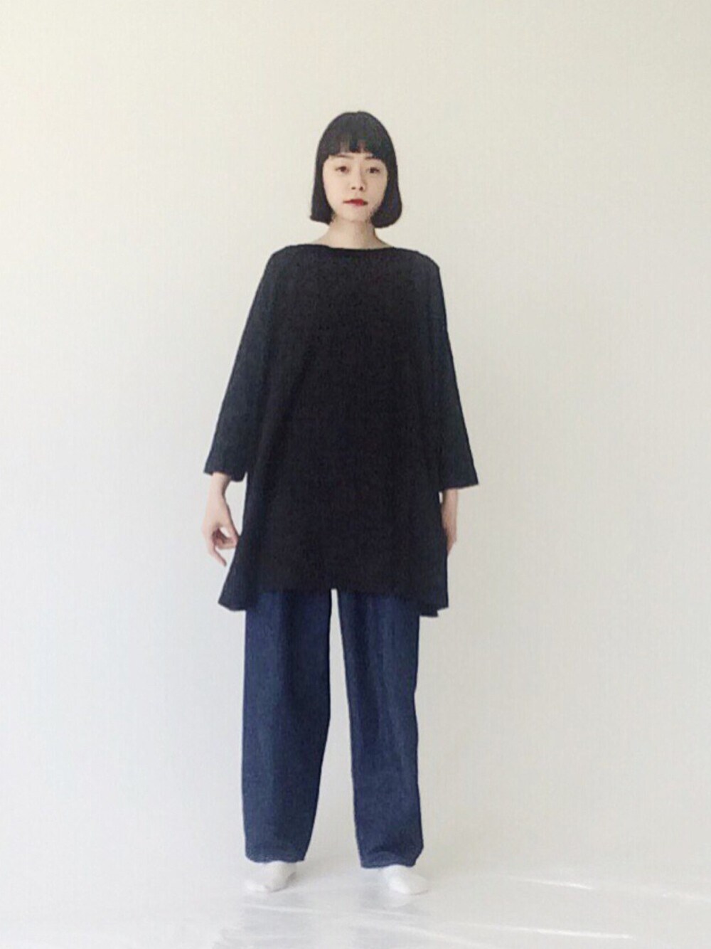 「SINDEE、スケスケ、透け感、ワイドパンツ、ワンピース×デニム、白靴下、シースルー、黒ワンピ」｜「SINDEEのJQ OVER OP（ワンピース、ブラック系）」を使った、Kanocoさん（レディース・170cm）の春コーディネートの1枚目の写真