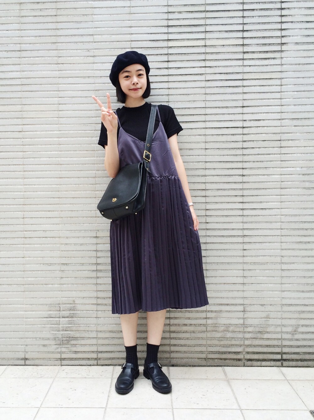 グレー系のワンピース、ブラック系のモカシン/デッキシューズ、ブルー系のハンチング/ベレー帽を着用したレディースの秋コーディネートの1枚目の写真